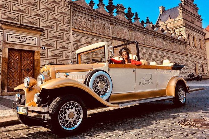 1,5 hour oldtimer convertible Prague sightseeing tour - Prague Castle, St. Vitus Cathedral, and the Loreta church moment