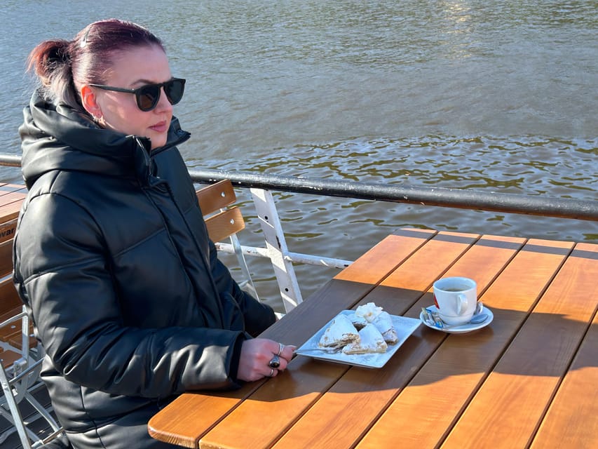 1 hour boat cruise with fragrant coffee and homemade strudel - FAQ