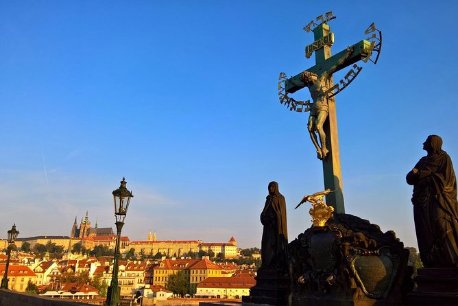 2:5-Hour Walking Tour of Old Town Prague with Boat Ride - Start at Old Town Square, where the tour sets the tempo