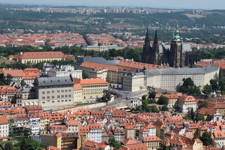 3-Hour Prague Castle & Interiors Tour - Meeting at Pařížská: Finding Bus Stop A and the Yellow Kiosk