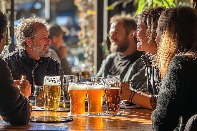 Alternative bar tour with dinner in the art district - The group size: small enough to feel personal, big enough for energy