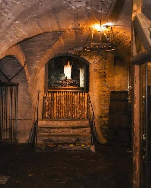 Český Krumlov: Museum of Torture Admission Ticket - Battlefield Details and Prison Reality: The Raven Model and Chained Displays