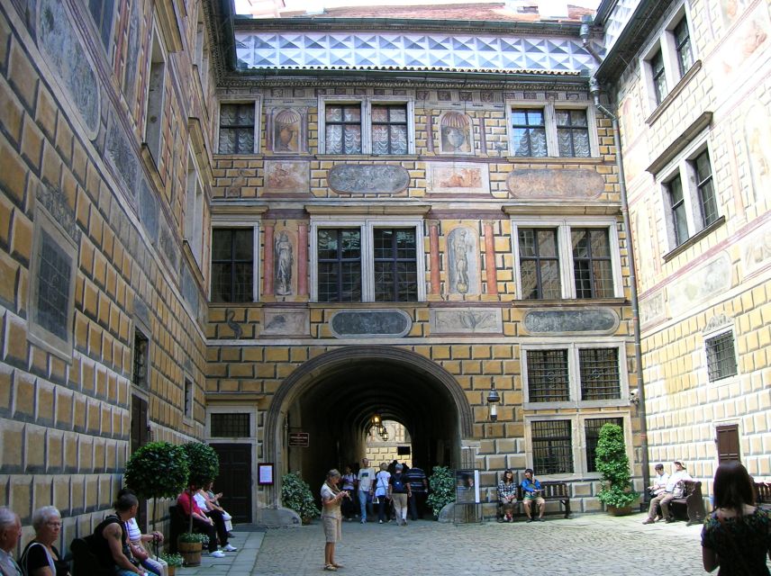 Cesky Krumlov Private Day Trip from Prague - Walking the UNESCO center: what to watch for on foot