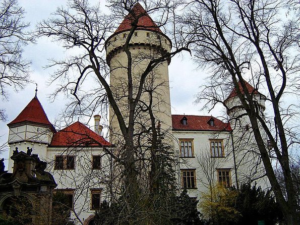 Cesky Krumlov Private day trip from Prague with Lunch and Castle admission - The private drive from Prague, and why it matters