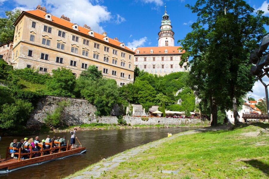Český Krumlov: Wooden Raft River Cruise - Live skippers and commentary in Czech and English
