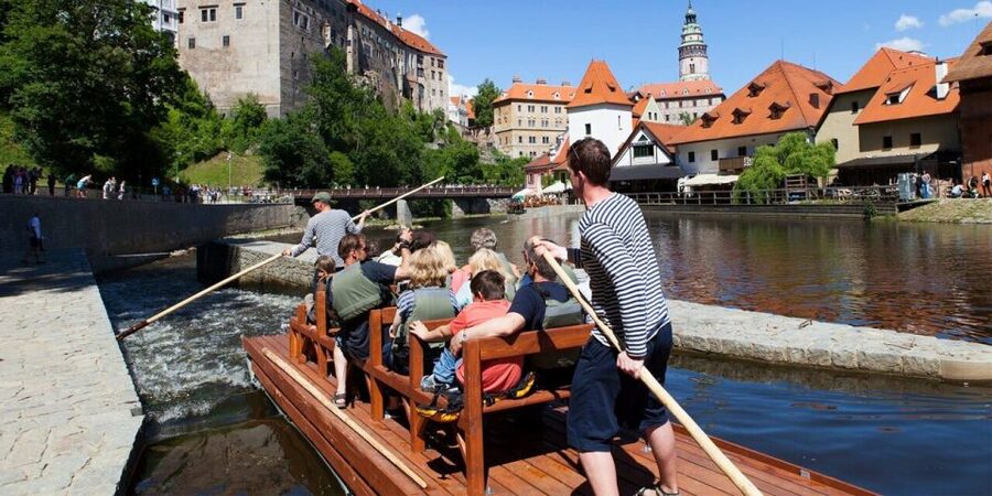 Český Krumlov: Wooden Raft River Cruise - What the included drink does for the whole experience
