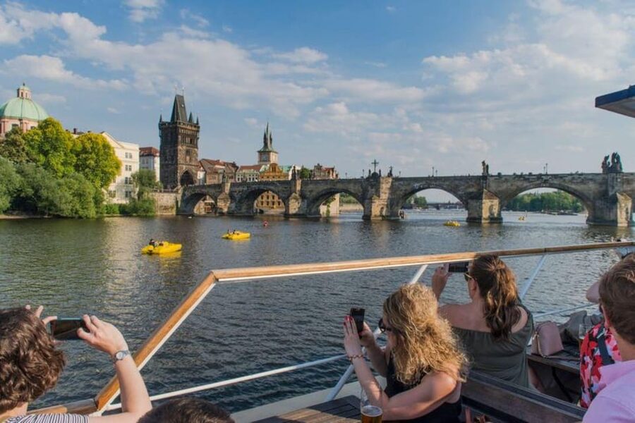 City Sightseeing Prague HOHO Bus, Castle Tour + River Cruise - Audio guides, Wi-Fi, and accessibility: what helps on busy days
