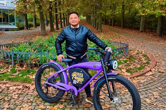 E-BIKE TOUR: 10 Must-See Landmarks & Viewpoints in Prague 1-8per. - Prague Castle plus Petrin Park: the royal views and the calmer side