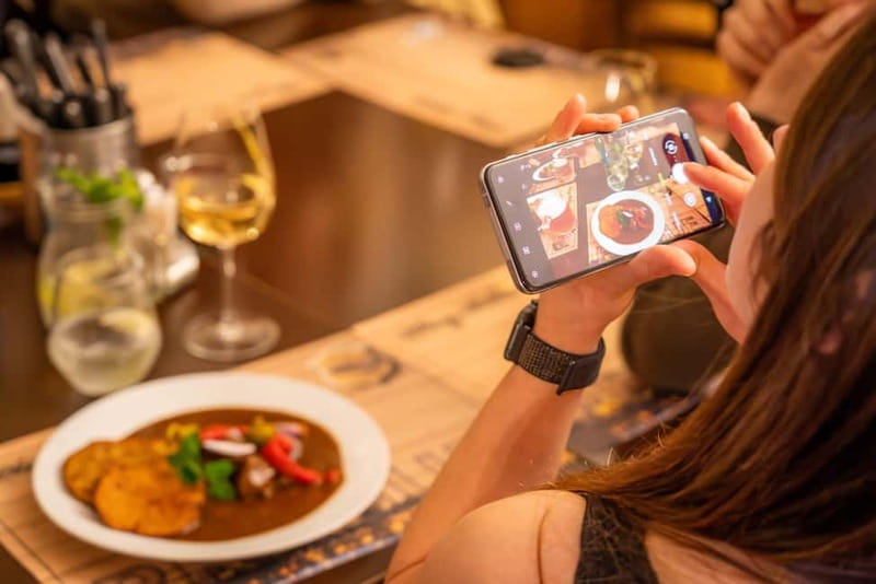 Eating Prague by Night Drinks & Food Tour - A multi-generational café stop for homemade cake and a drink