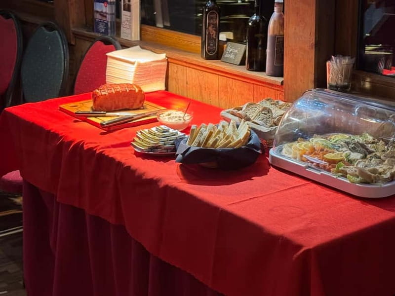 Evening cruise through Prague with 3-course served menu - The served 3-course meal, with 4 main choices (and one vegetarian)