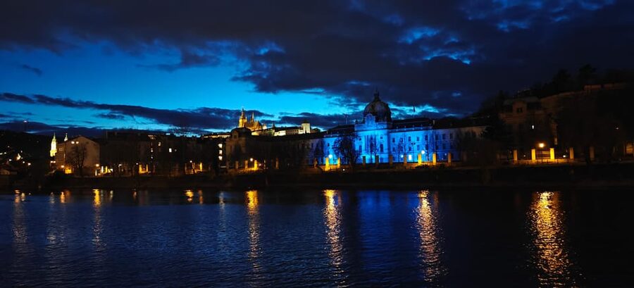 Exclusive Christmas cruise with Christmas Eve buffet - Who should book this Prague Christmas Eve buffet cruise?