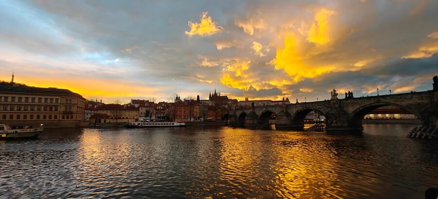 Exclusive Christmas cruise with Christmas Eve buffet - The 110-minute route: Charles Bridge, Prague Castle complex, St. Nicholas Cathedral dome, Old Town weir