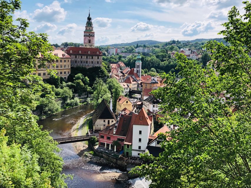 From Prague: Full-Day Český Krumlov Tour with Lunch - Guides, Group Size, and English Live Commentary