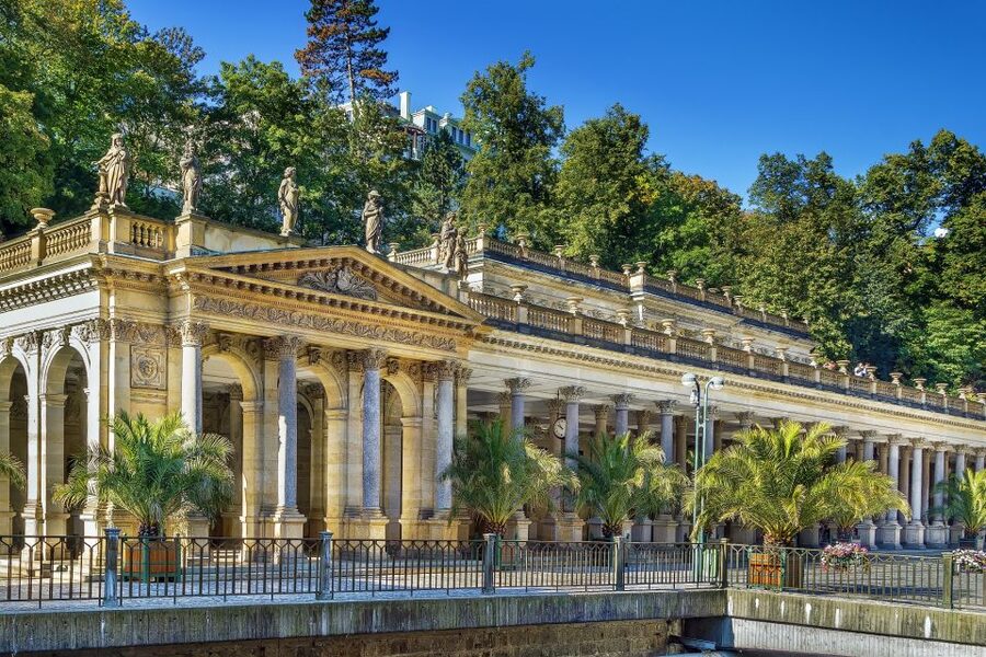 From Prague: Private Karlovy Vary & Crystal Factory Tour - The Karlovy Vary walking tour: spa streets, good shoes, better photos