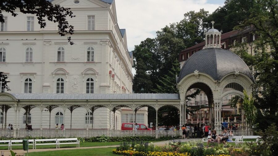 From Prague: Private Karlovy Vary & Crystal Factory Tour - Who this Karlovy Vary day trip is best for