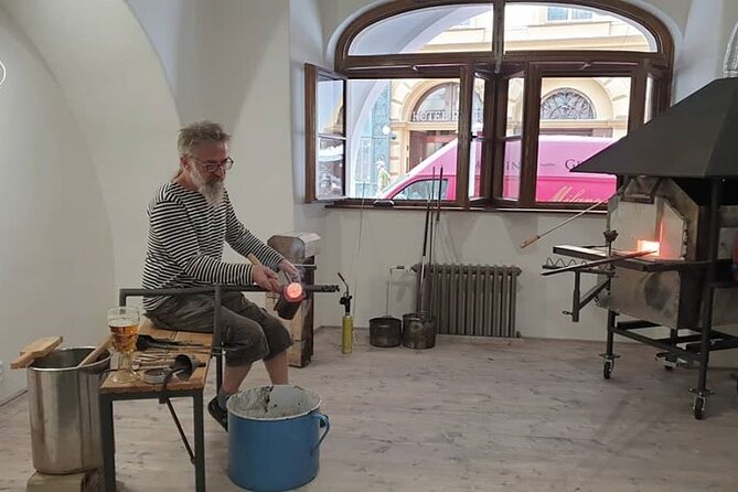 Glass blowing in Prague - Your 20 Minutes: From Watching to Blowing Glass