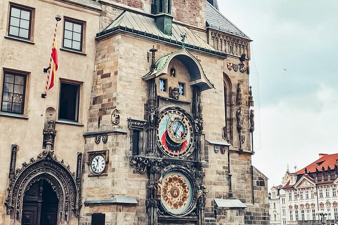 Guided Old Town & Jewish quarter Walking Tour Prague (Tip-based) - Lennonova zeď, Kampa Park, and Charles Bridge: Photos With Context