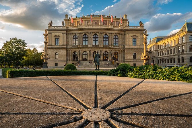 Johnny's Prague Photography Tour - Lesser Town: the narrowest street and the swan-feeding moment
