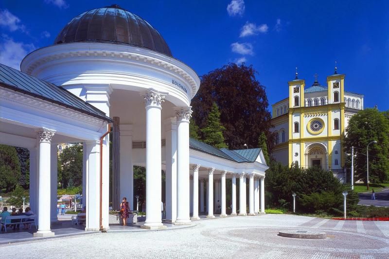 Karlovy Vary & Marianske Lazne Tour from Prague with Lunch - Inside Moser Glass Factory Museum: What the Entrance Fee Buys You