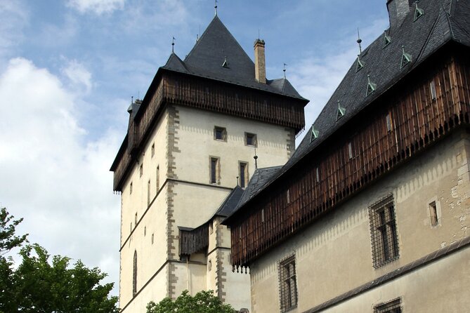 Karlstejn Castle in Vintage Convertible Car - Timing, Weather, and How to Get the Best Day