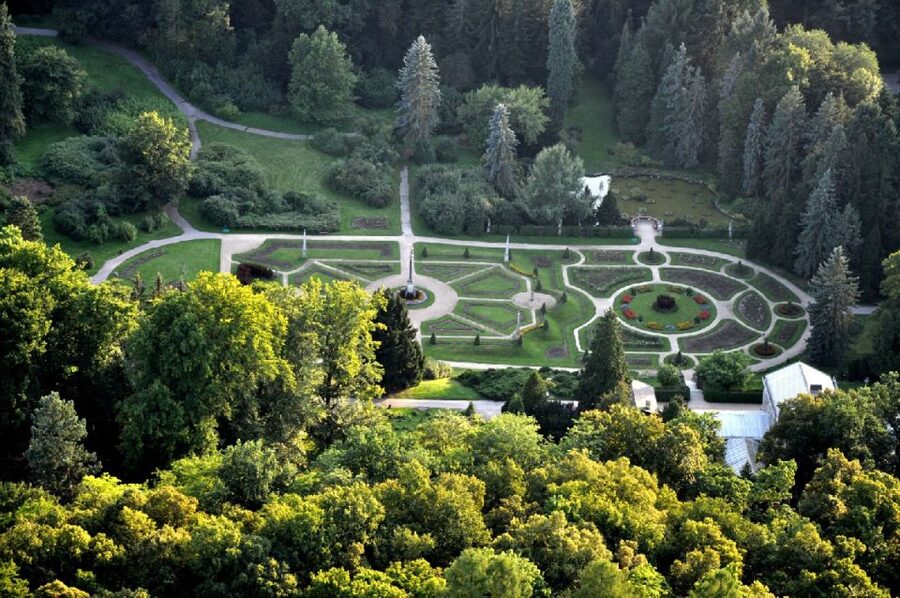 Konopiště: Chateau Tour from Prague - Live Guide vs Audio Guide: Language Is the Main Variable