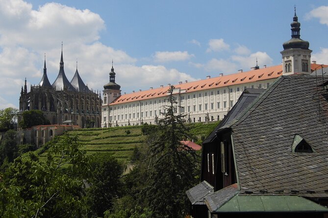 Kutna Hora and Bone Chapel Private Day Trip from Prague - Private pickup, comfort, and the role of Eva and her driver