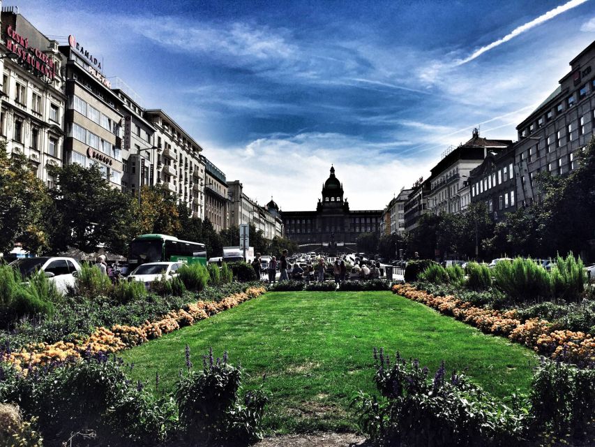 Old Town Prague Walking Tour - Guide Quality and Language Switching: What to Watch