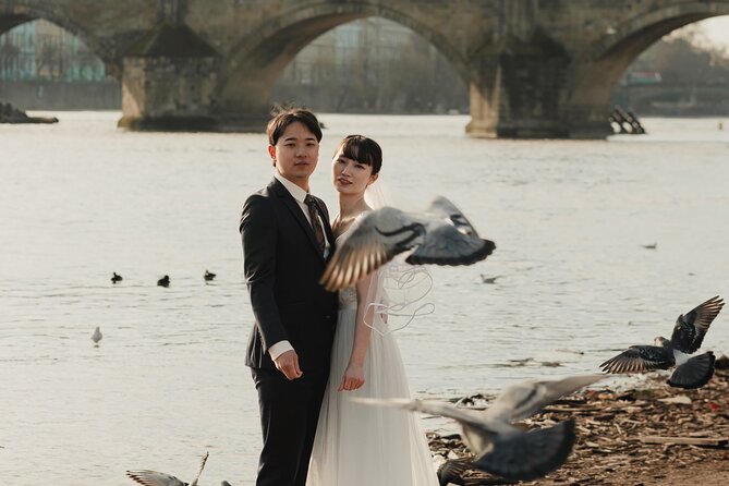 Photographer in Prague, private photoshoot - Charles Bridge: iconic, but the hardest place to get it right