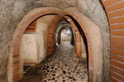 Historic Underground Tour with a Glass of Beer