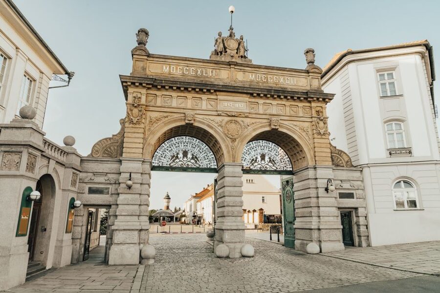 Pilsen: Pilsner Urquell Brewery Tour with Beer Tasting - Ingredients and the brewery workflow you can actually picture