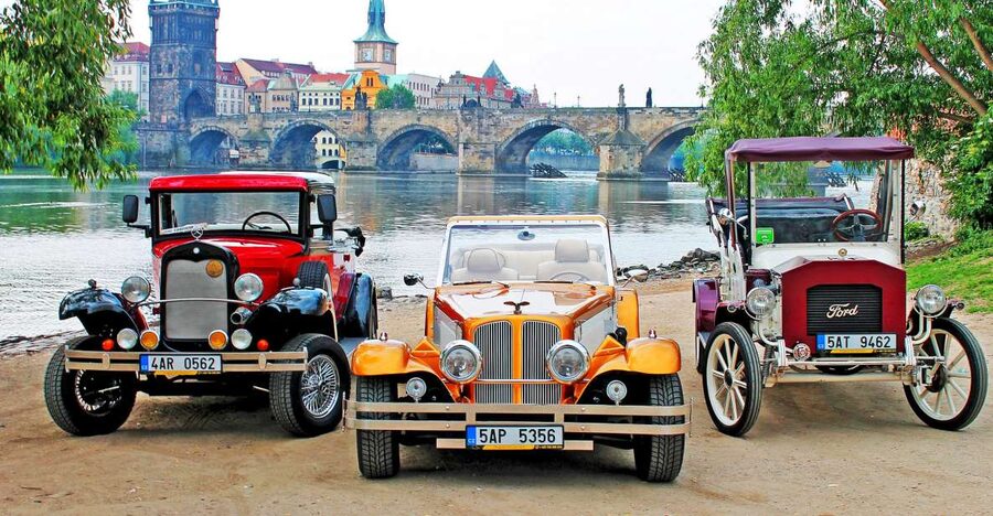 Prague: 1.5–Hour Vintage Car Tour - Day versus evening vibes, and how to schedule your 90 minutes