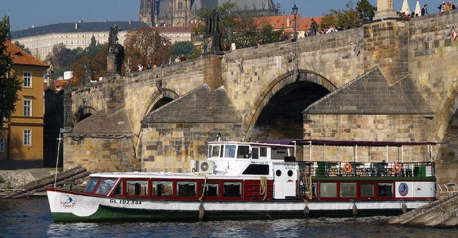 Prague: 2-Hour Lunch Cruise on the Vltava River - The 2-Hour Cruise Flow: What You Do, Step by Step