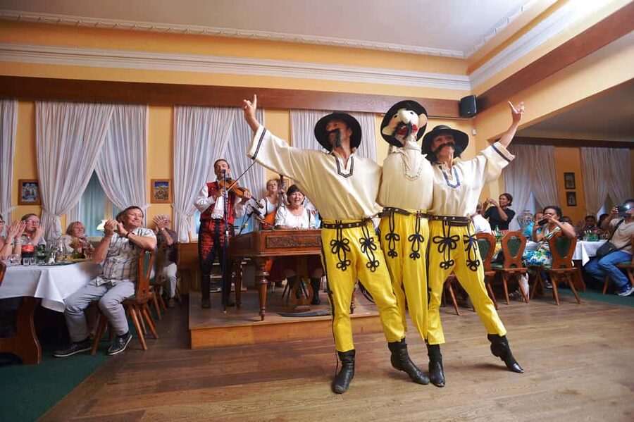 Prague: 3 Course dinner with Drinks, Folk Show & Transfers - Key things to know before you go