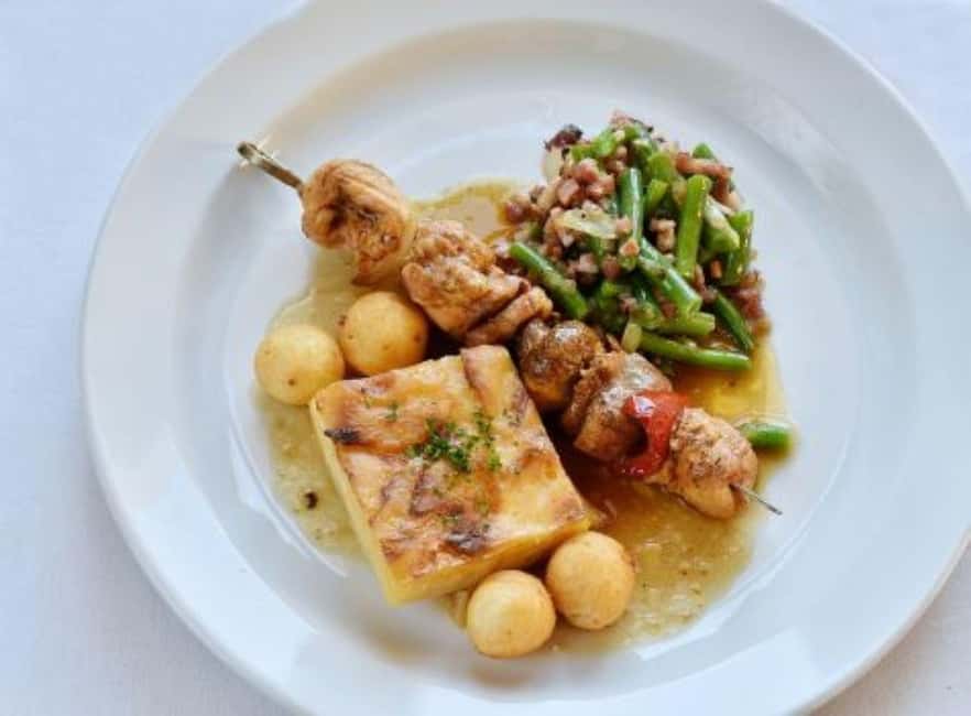 Prague: 3 Course dinner with Drinks, Folk Show & Transfers - Who this Prague folk evening suits best
