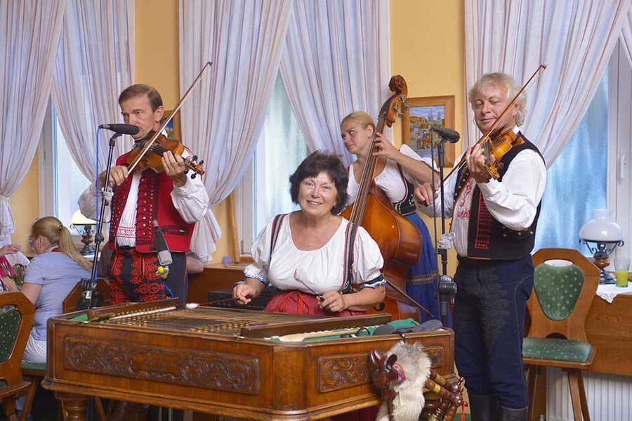 Prague: 3 Course dinner with Drinks, Folk Show & Transfers - How the Prague folk dinner day turns into a smooth night