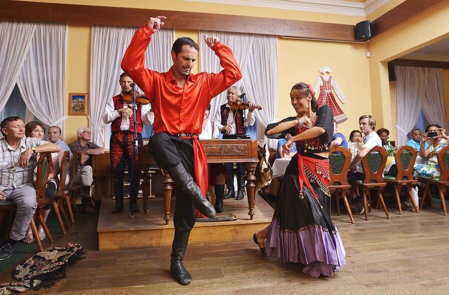 Prague: 3 Course dinner with Drinks, Folk Show & Transfers - Arrival at the restaurant: welcome Czech liquor first