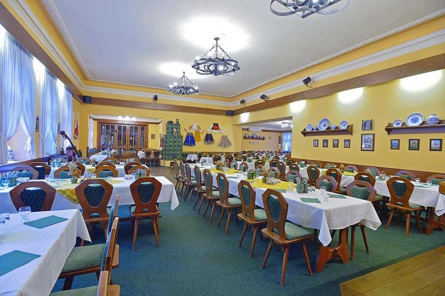 Prague: 3 Course dinner with Drinks, Folk Show & Transfers - The folk show: dancing and singing in the middle of dinner