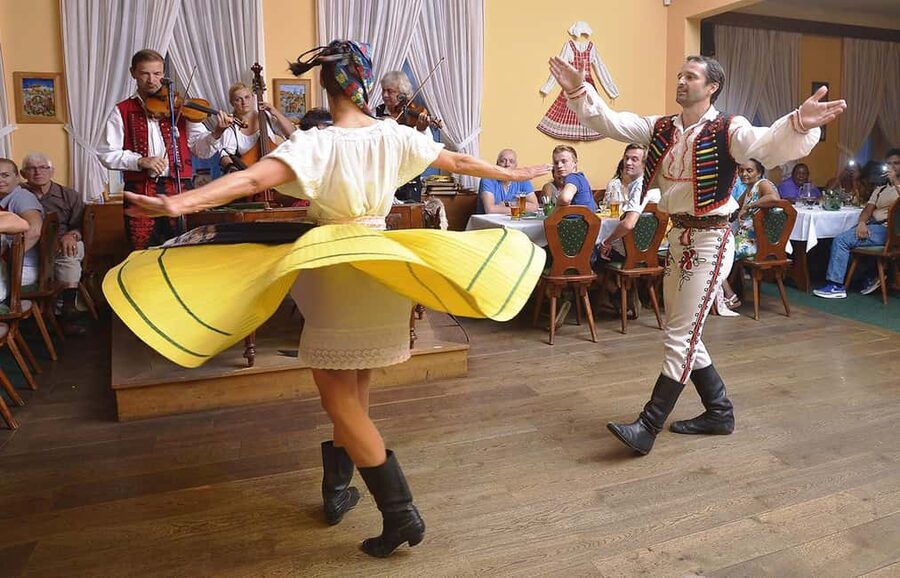 Prague: 3 Course dinner with Drinks, Folk Show & Transfers - Hotel pickup by taxi, and the one tip that prevents stress