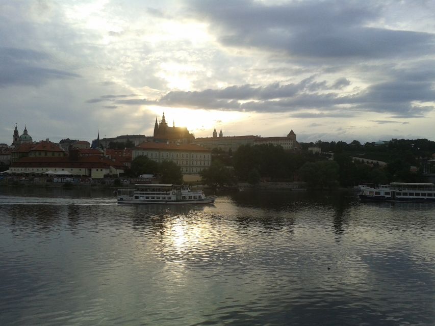 Prague: 3-hour Evening River Cruise with Dinner - Key things to know before you go