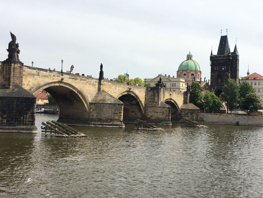 Prague: 3-hour Evening River Cruise with Dinner - Boarding with a small group: why it feels calmer
