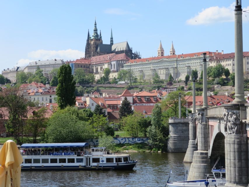 Prague: 3-hour Evening River Cruise with Dinner - The sights you get at night, and what to notice