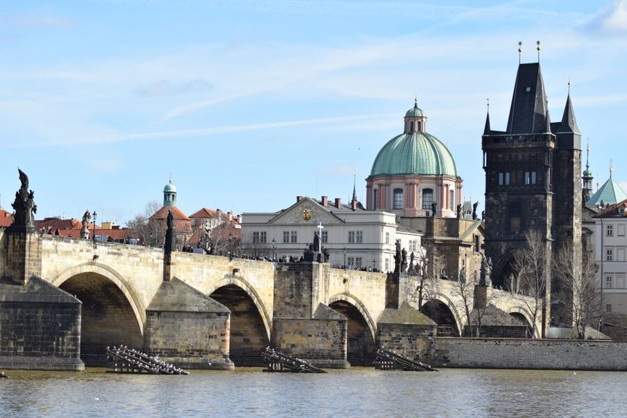Prague: 3-hour Evening River Cruise with Dinner - Music and atmosphere: romantic evening with some volume