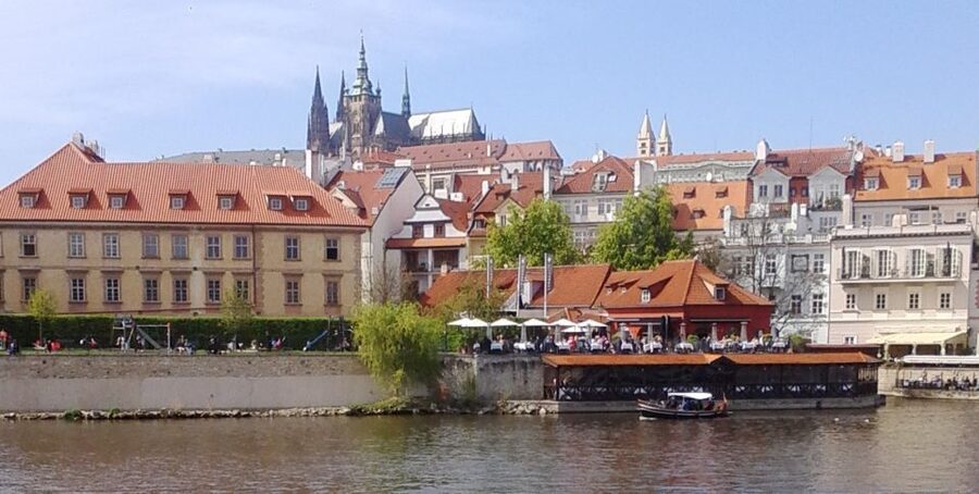 Prague: 3-hour Evening River Cruise with Dinner - Where to meet: Republic Square and the yellow kiosk
