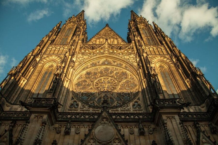 Prague: 3-Hour Old Town and Prague Castle Tour in German - Trams up to Prague Castle: smart, not optional