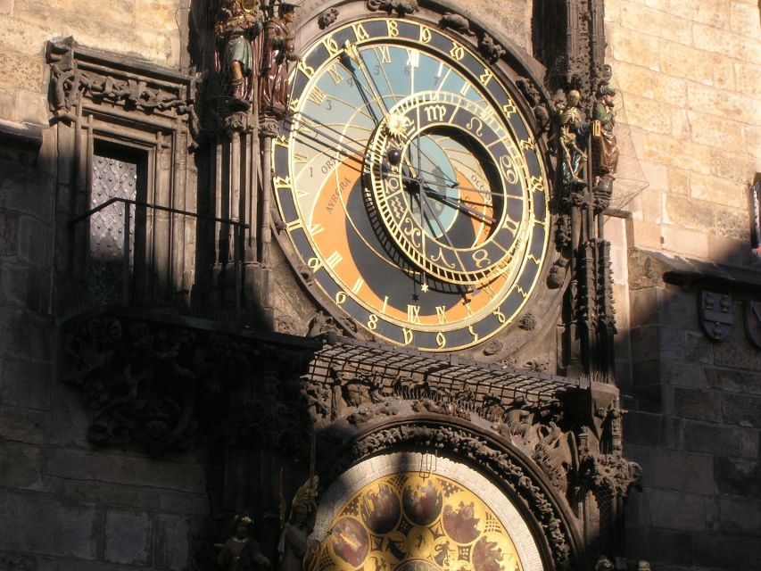 Prague: 3-Hour Old Town and Prague Castle Tour in German - Prague Castle exteriors, Golden Lane, and the view moments that count