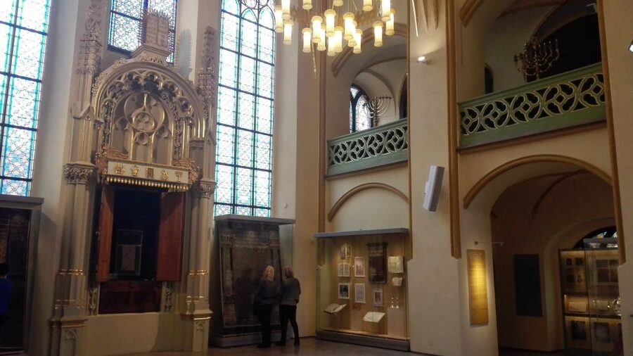 Prague: 3-Hour Private Jewish Quarter Tour - Old Jewish Cemetery and the Ceremonial Hall: Where the Tour Sets Its Tone