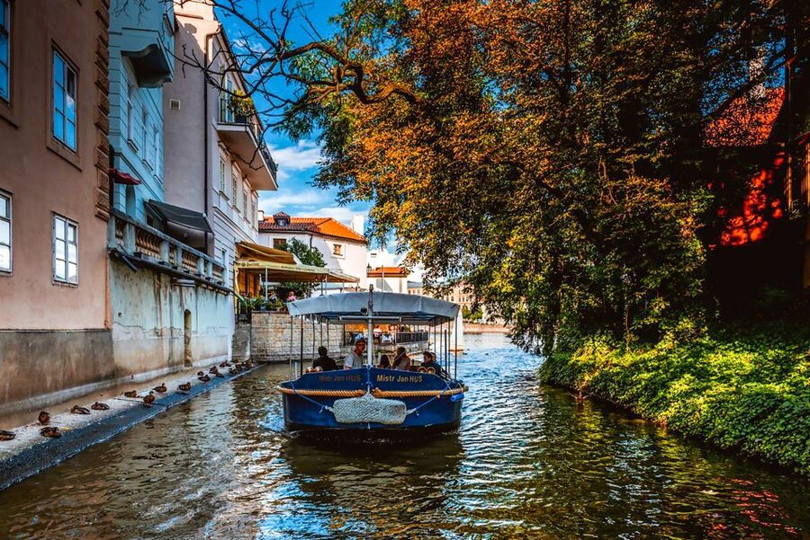 Prague: 45-Minute Sightseeing Cruise to Devil's Channel - Boat comfort, guide energy, and what winter changes