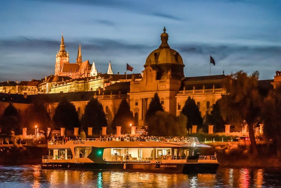 Prague: 50-Minute Sightseeing Evening Cruise - Drinks onboard: why the bar service adds to the experience