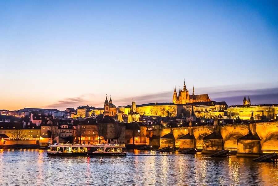 Prague: 50-Minute Sightseeing Evening Cruise - Prague Castle on the route, with less walking than you think