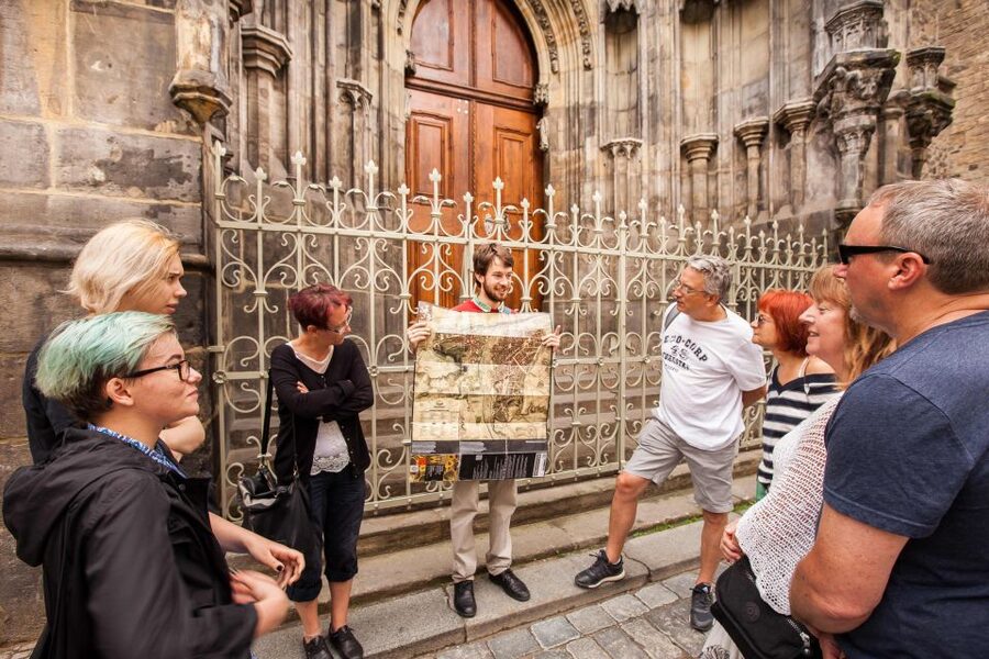 Prague: 6-Hour City Tour including Cruise and Lunch - Old Town Square to Astronomical Clock, the core that ties it all together